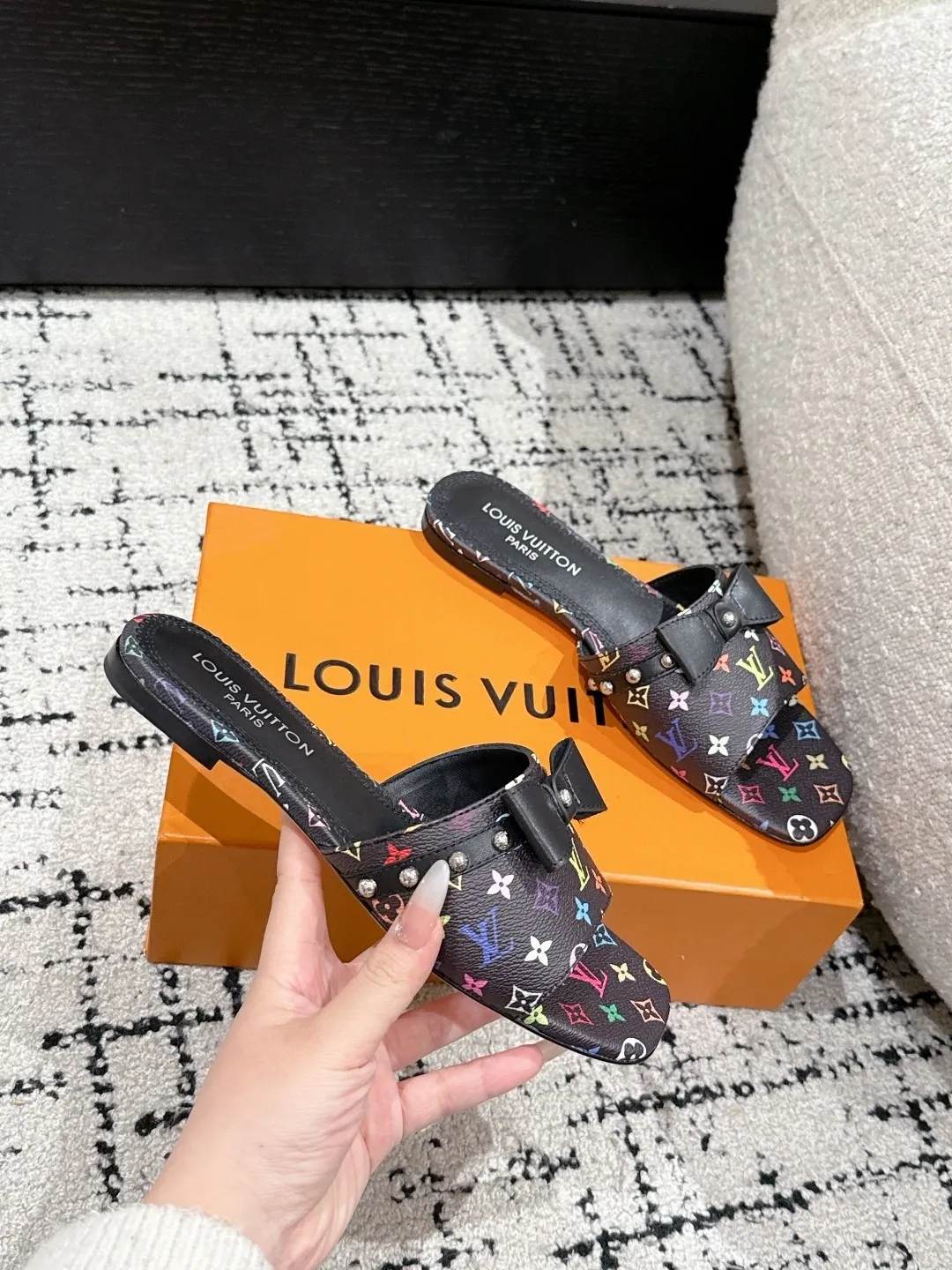 👟👟Ex-factory price 480👟👟 LouisVuitton 25/ Spring and summer new style black and white three-color cat-heeled flat sandals. It is difficult not to doubt whether it borrowed from the Tang Dynasty's Tang Sancai as a basis and innovated it into the classic LV logo. It used color and the large area of ​​​​the upper color as a contrast to create the white or black three-color element style of the upper, creating another classic style! Super greasy on feet! Indescribable fashion! It’s easy to match every day, and it’s very relevant to the changes and development of the times! Kitten heels are super easy to wear and give your feet a full summer vibe!  ✔️Material: original customized fabric ✔️Inner lining: cow lining ✔️Outsole: genuine leather outsole imported from Italy ✔️Size: #35-41 (40.41 customization is not returnable)
